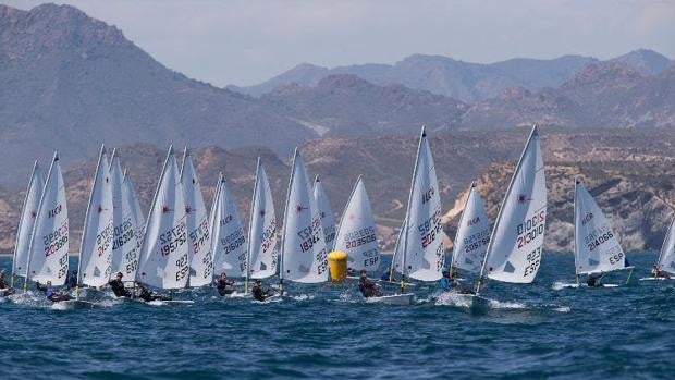 David Ponseti e Isabel Hernández mandan en el arranque del Nacional de ILCA en Águilas