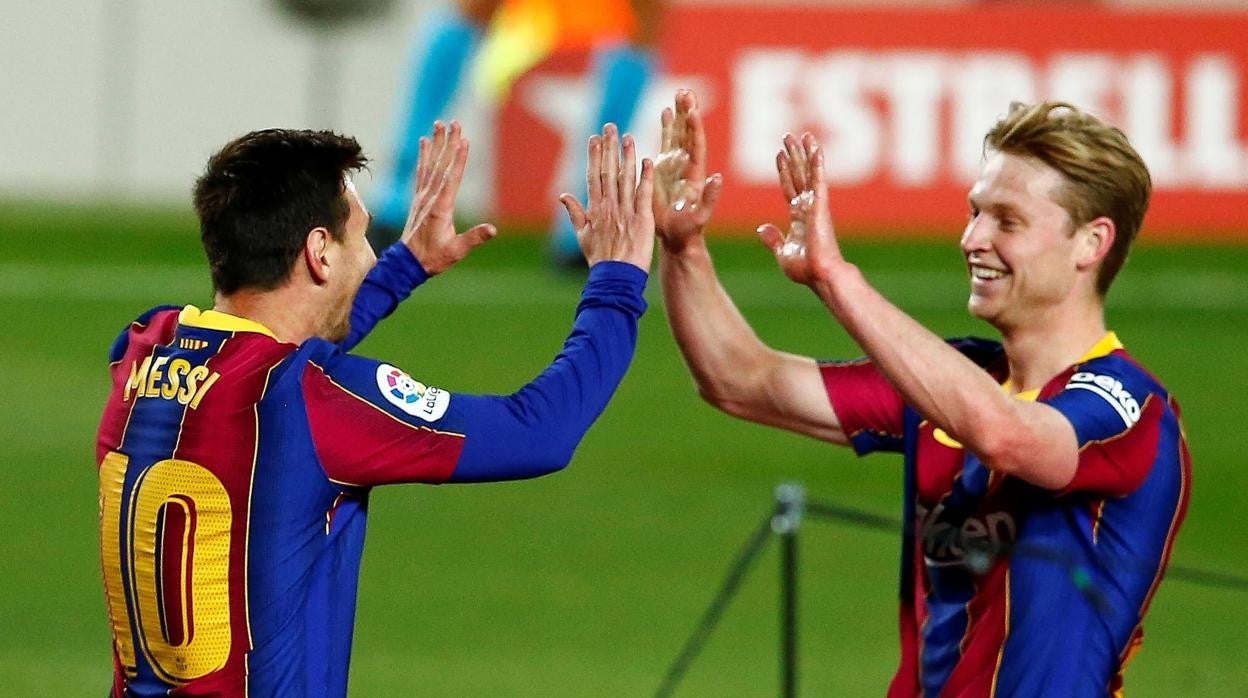 Leo Messi celebra un gol con Frenkie De Jong