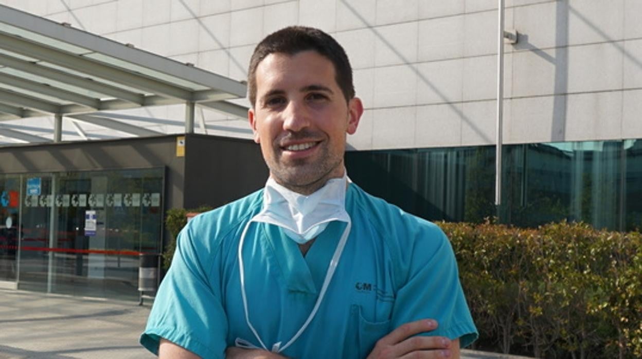 Álvaro Sánchez, frente al hospital de Madrid en el que es residente