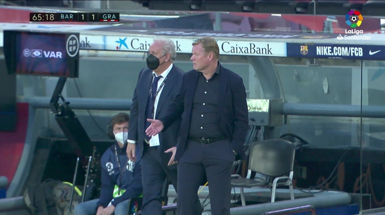 Koeman observa el partido del Barcelona ante el Granda poco antes de ser expulsado
