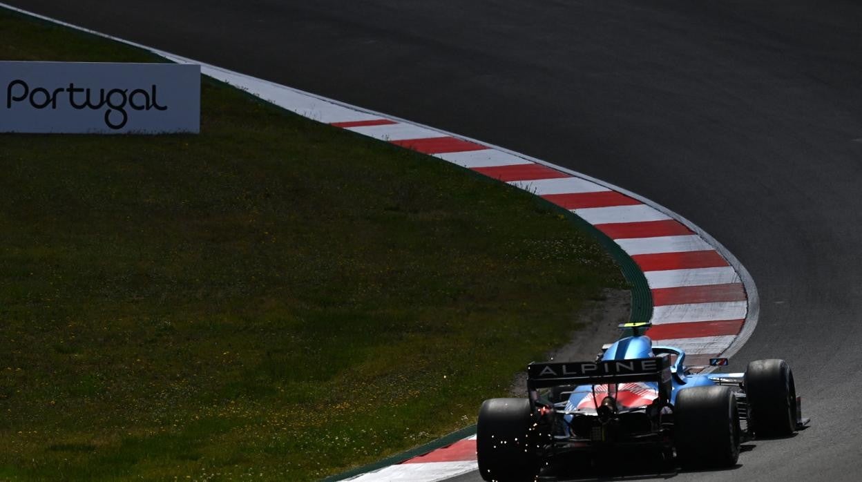 Fernando Alonso y su Alpine, en los libres del Gran Premio de Portugal