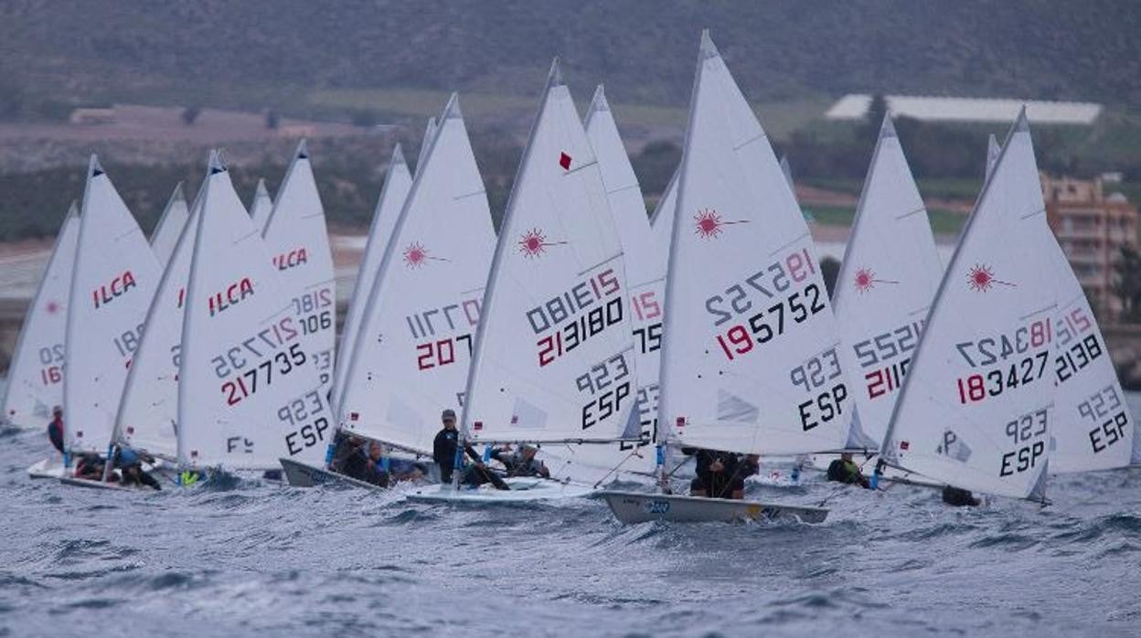 Javier Seguí y Carlos Martínez lideran el Campeonato España de ILCA 6