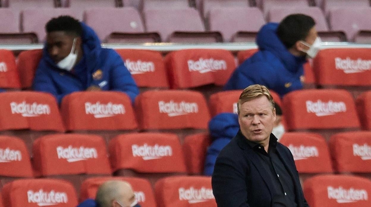 Koeman, durante el Barcelona-Granada disputado ayer en el Camp Nou