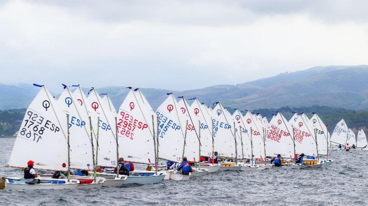 Ignacio Martín y Marisa Alexandra Vicens, lideran la Copa de España de Optimist