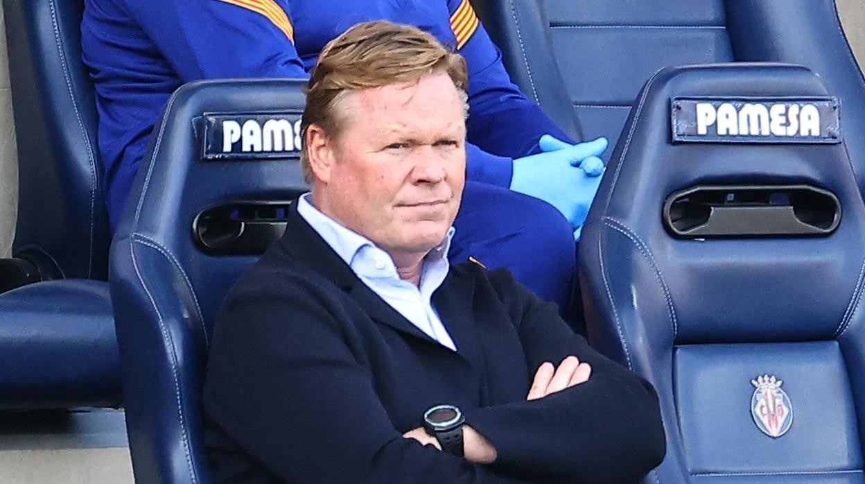 Ronald Koeman observa las evoluciones de su equipo en el campo del Villarreal