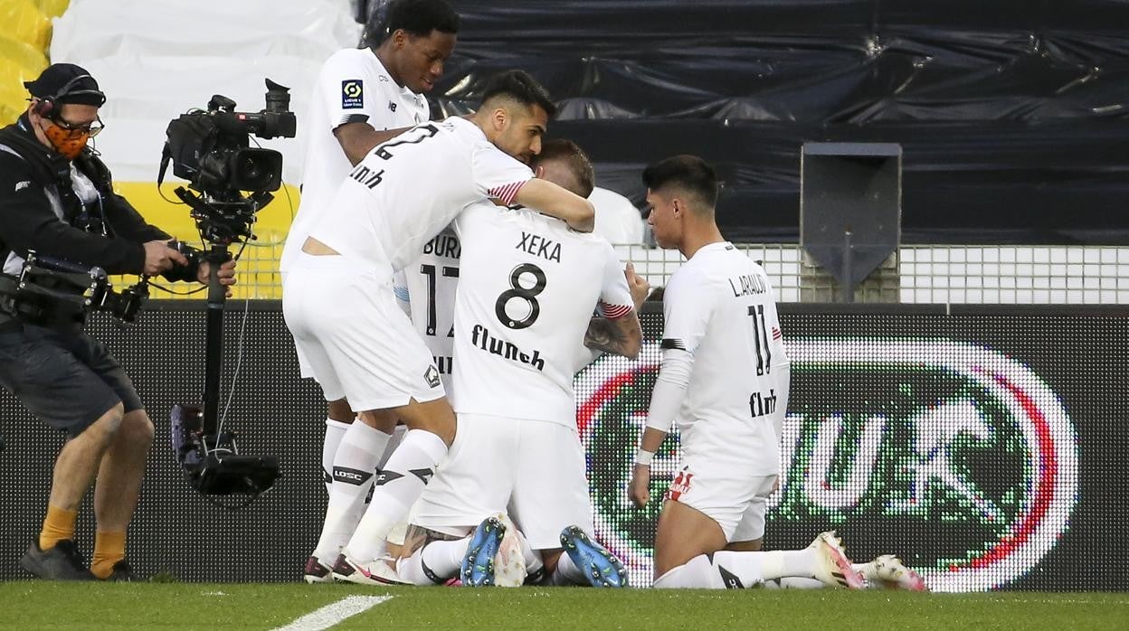 El equipo celebra un gol anotado al Lens