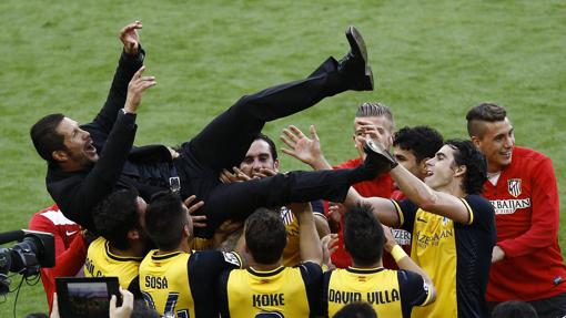 Los jugadores mantean a Simeone en el Camp Nou