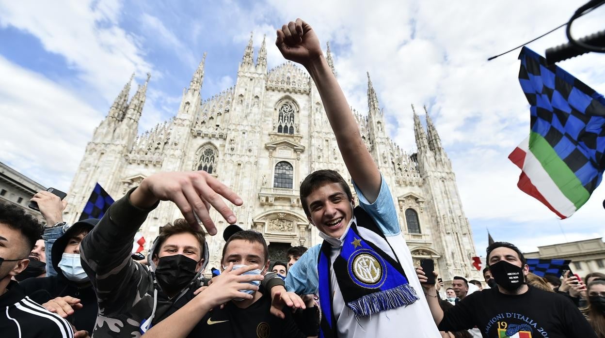 Aficionados del Inter celebran en Milán el título del Liga del equipo