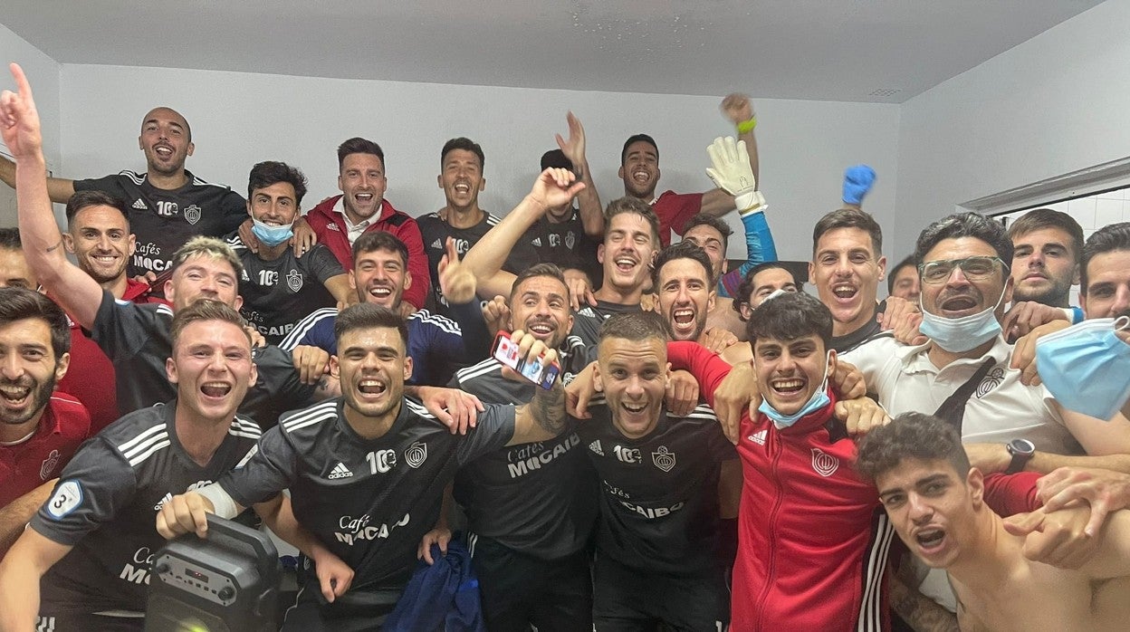 Los jugadores del Utrera celebran que pelearán por el ascenso