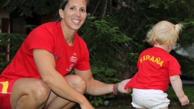 Madres y deportistas: el reto de colgarse una medalla con un hijo