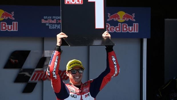 Fabio Di Giannantonio pisa firme e impone su ley en Moto2