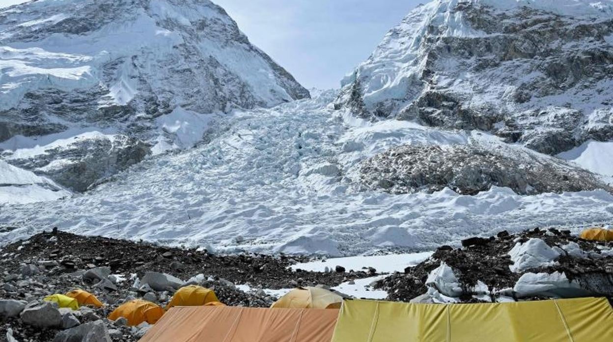 El campo base del Everest estos días, más poblado que nunca