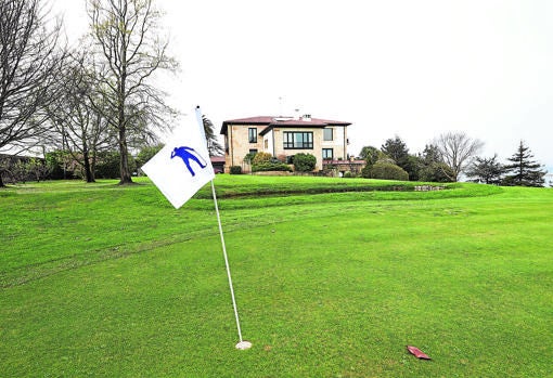 Severiano construyó sin ayuda su propio campo de golf en su finca