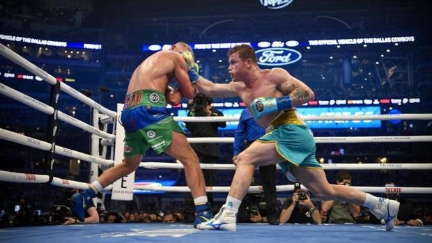 Canelo Álvarez propina a Saunders su primera derrota y le arrebata su cinturón