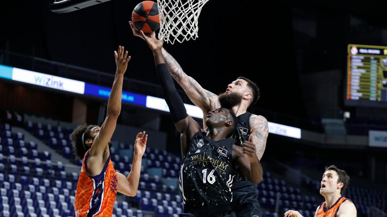 El Valencia Basket somete a un Madrid siempre a remolque