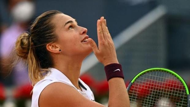 Sabalenka, mano de hierro, bailes y beso al cielo