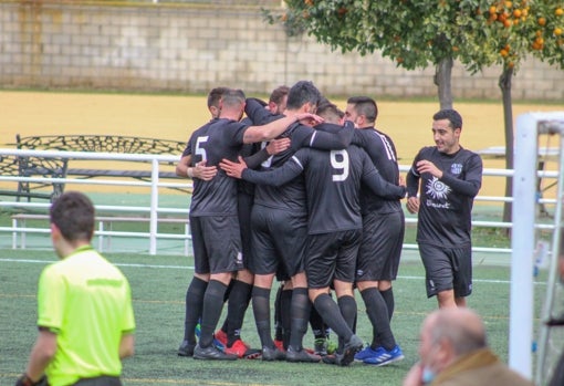 Los jugadores del Calavera CF celebran un gol esta temporada