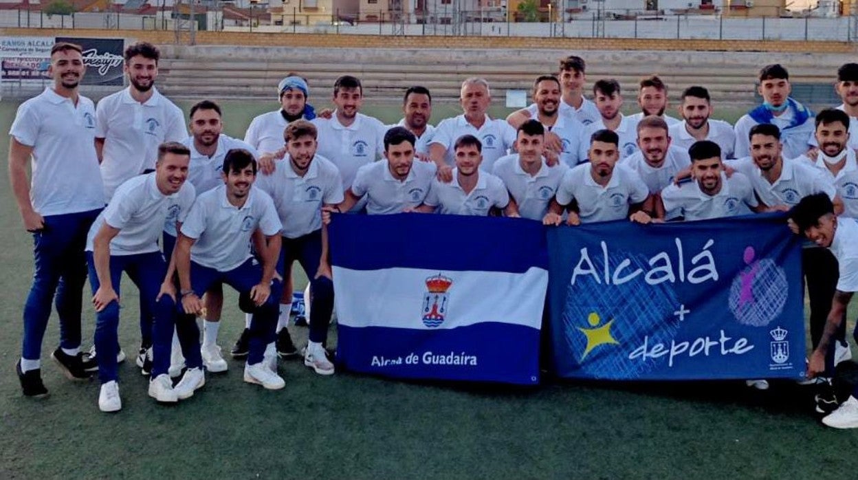 Los jugadores del Pablo VI celebran el ascenso a Segunda Andaluza