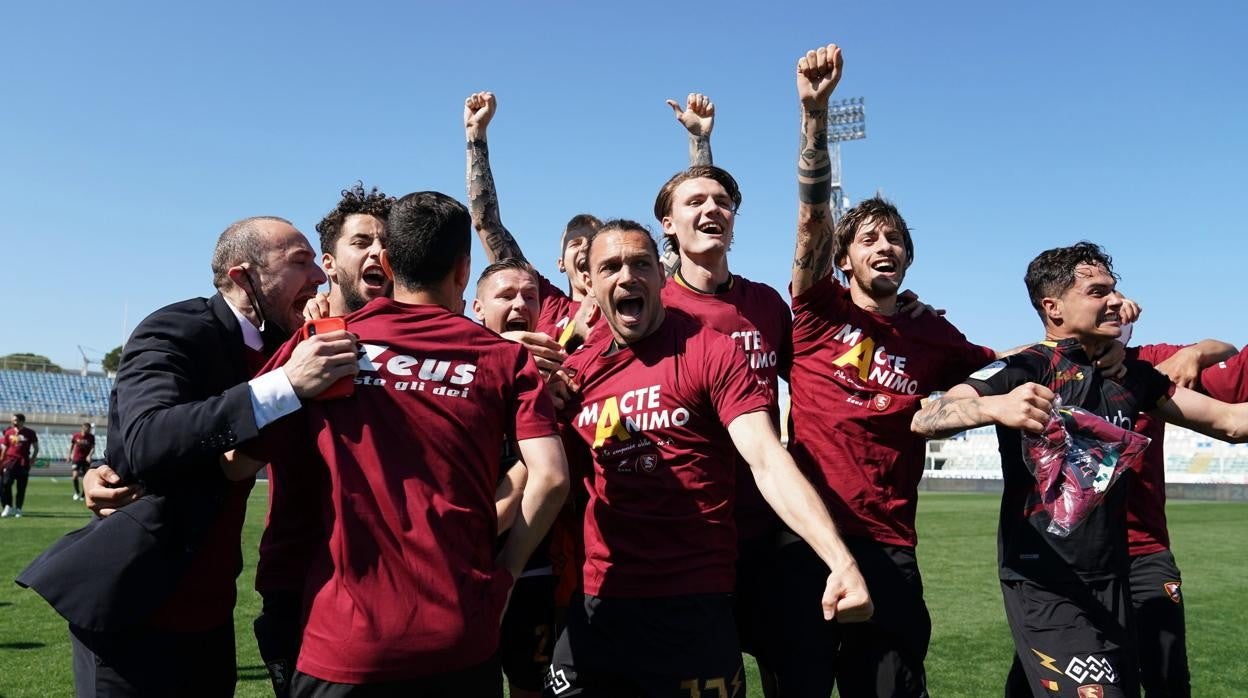 La plantilla de la Salernitana celebra el ascenso a la Serie A sobre el césped del Estadio Adríatico de Pescara