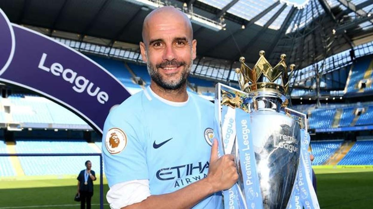 Guardiola posa con una de las ligas conquistadas con el City