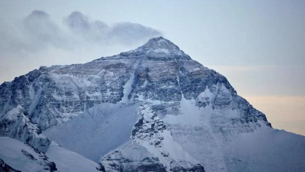 Vuelven los atascos al Everest: mueren dos alpinistas en plena ola de ascensos