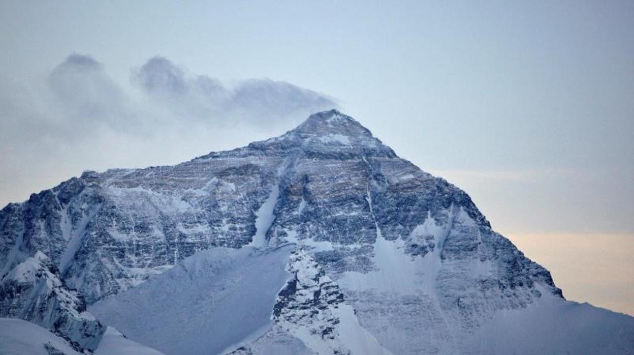 Vuelven los atascos al Everest: mueren dos alpinistas en plena ola de ascensos