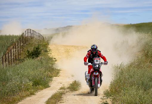 Un piloto conduce su moto por la Sierra de Cádiz.