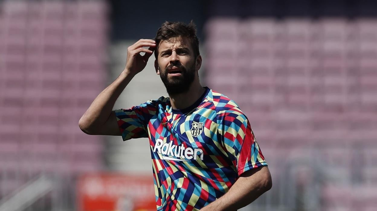 Gerard Piqué se rasca la cabeza durante un calentamiento