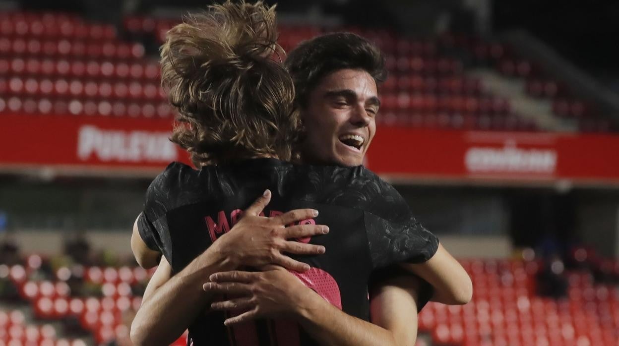 Modric se abraza a Miguel, autor del gran pase que le permitió anotar el primer gol blanco en Granada