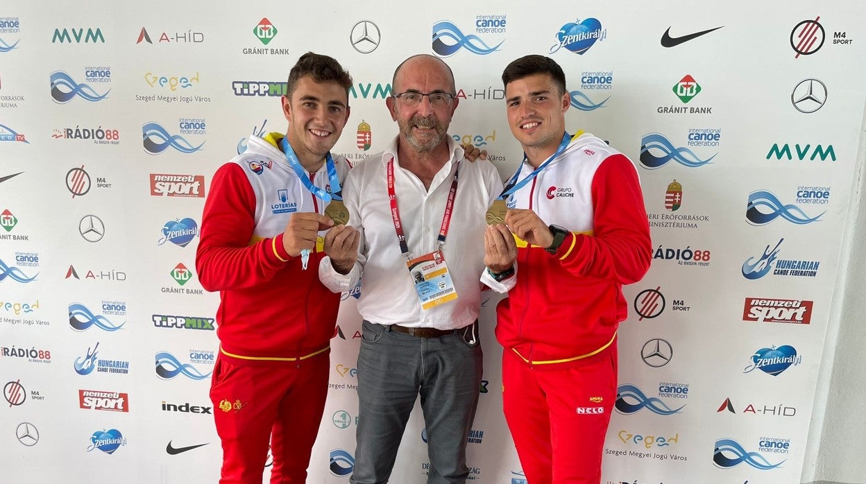 Tano García y Pablo Martínez, luciendo la medalla de oro de la Copa del Mundo