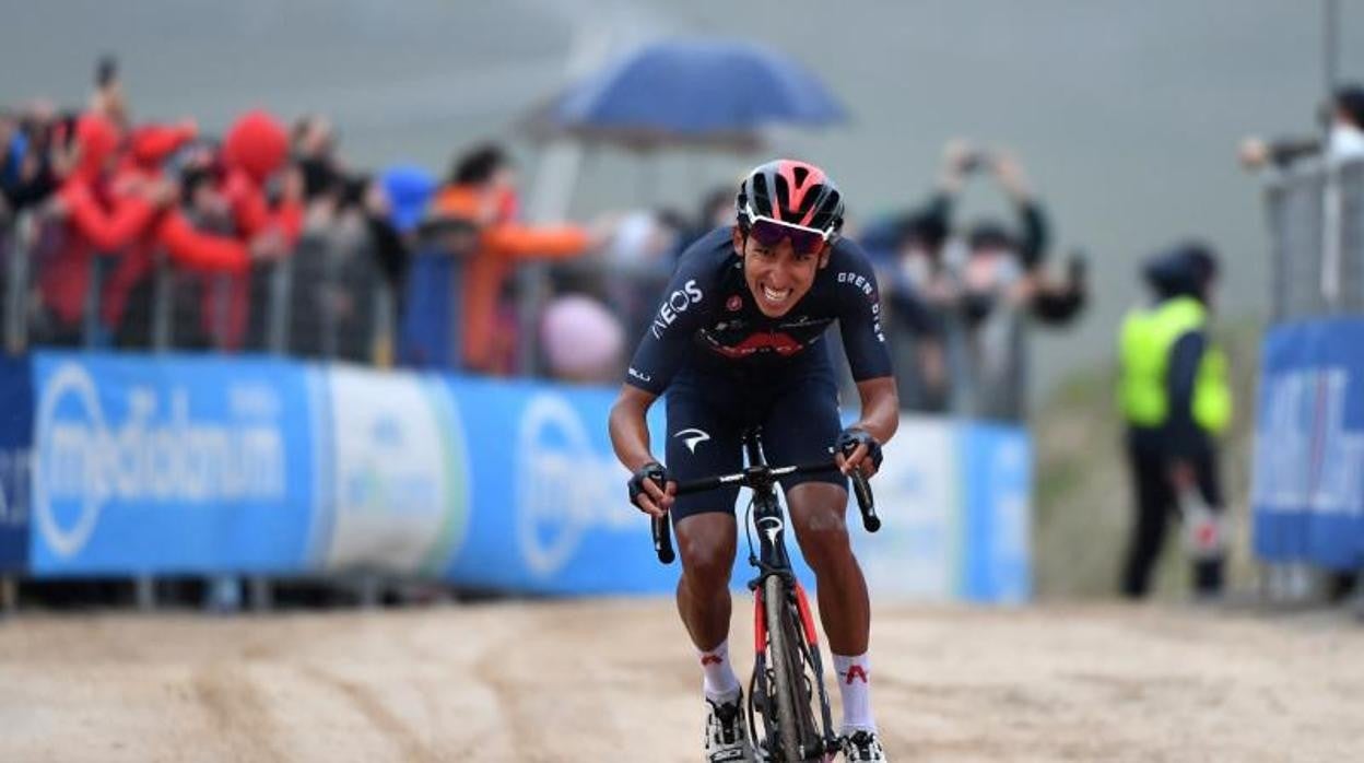 Tierra y rosa para Egan Bernal en el Giro