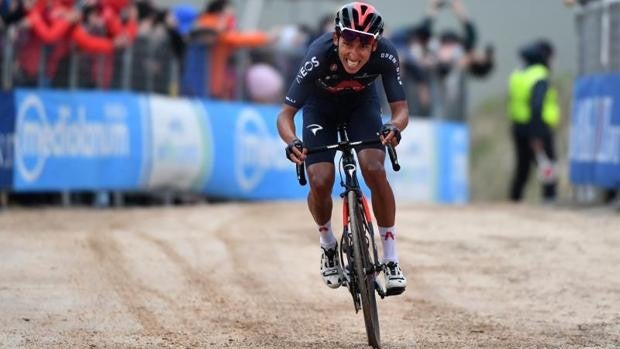 Tierra y rosa para Egan Bernal en el Giro