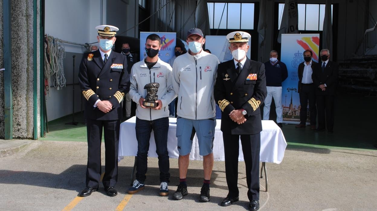 "Orión" recibo Trofeo Juan Sebastián Elcano, con el Almirante Jaime Rodríguez Toubes (dcha) y el Comandante Director Escuela Naval Militar Marín, Capitán Navío Ignacio Cuartero (izqda)