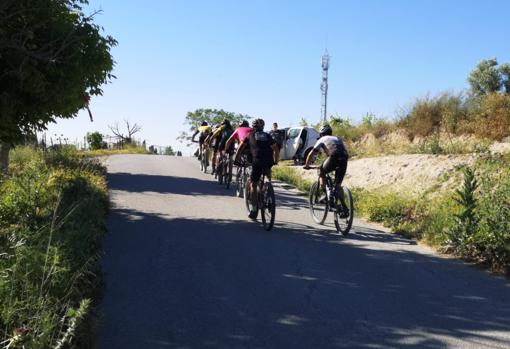 Los participantes subiendo una cuesta por Trebujena