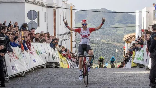 Zahara de la Sierra será este martes la meta en el inicio de la 67ª Vuelta Ciclista a Andalucía