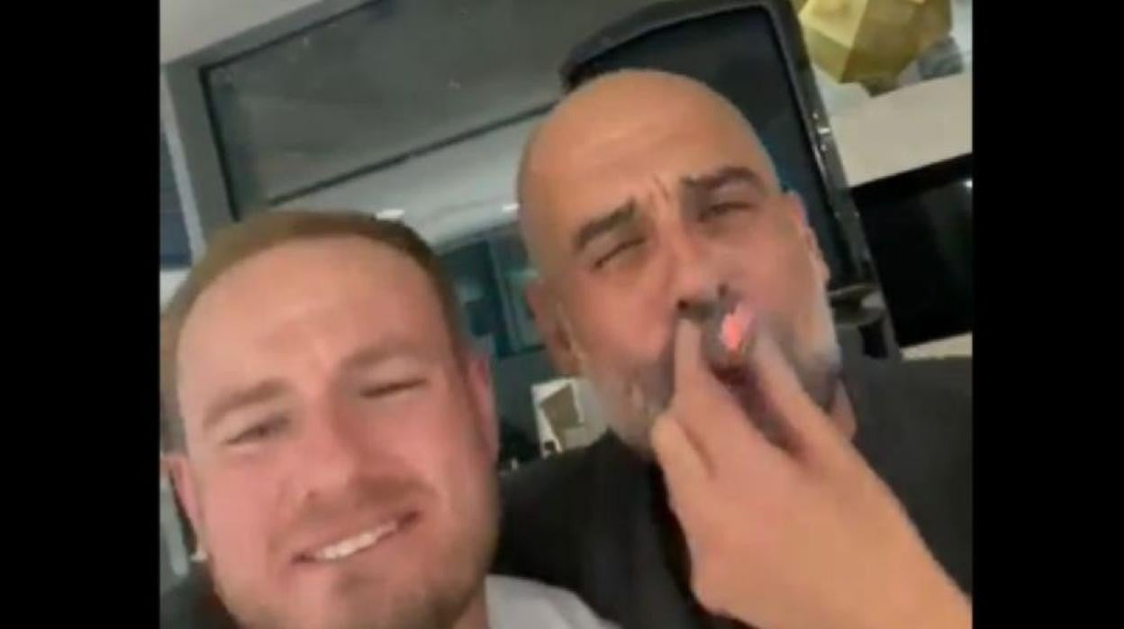 La impactante imagen de Guardiola: desatado fumando un habano y cantando Oasis a grito pelado