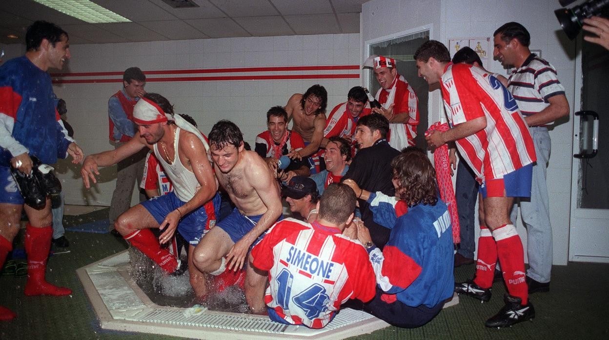 Los jugadores del Atlético festejan en el vestuario del Vicente Calderón la liga de 1996