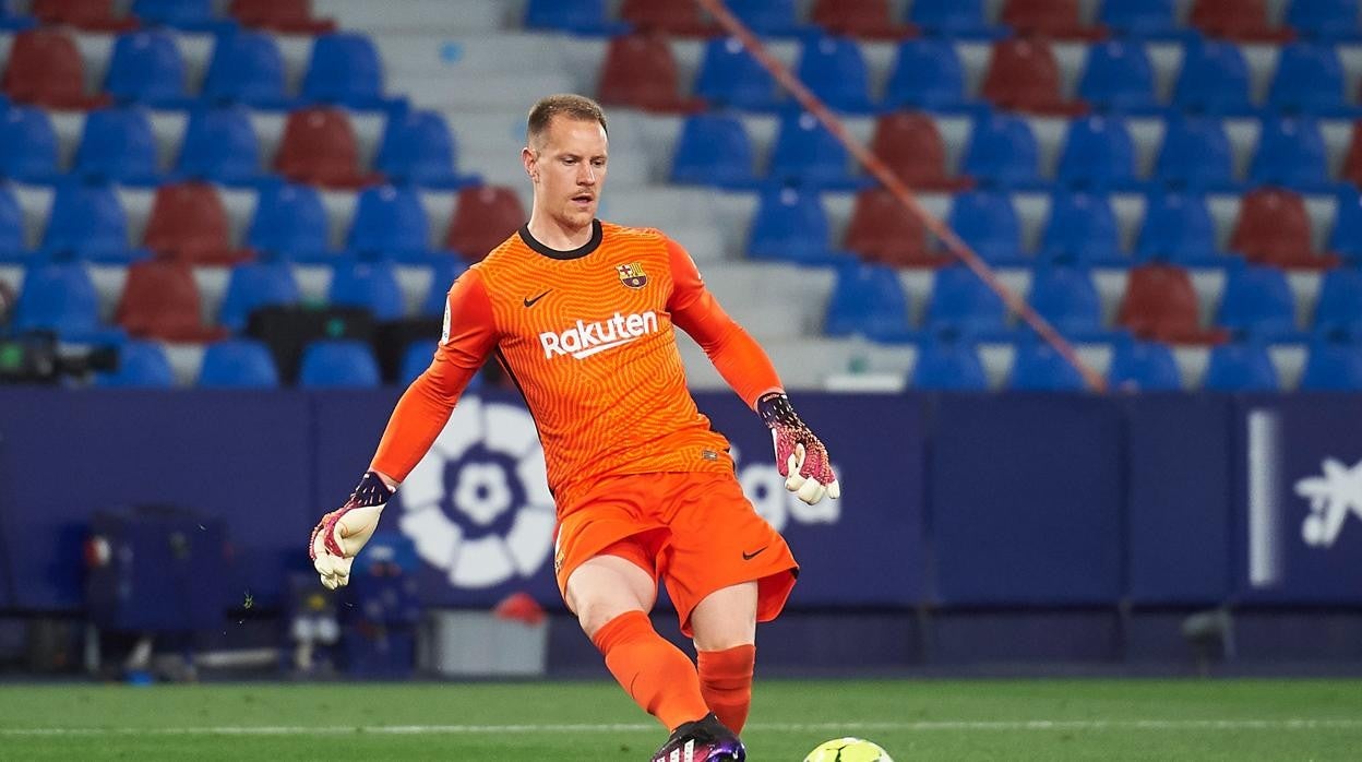 Ter Stegen juega el balón durante el último partido del Barcelona