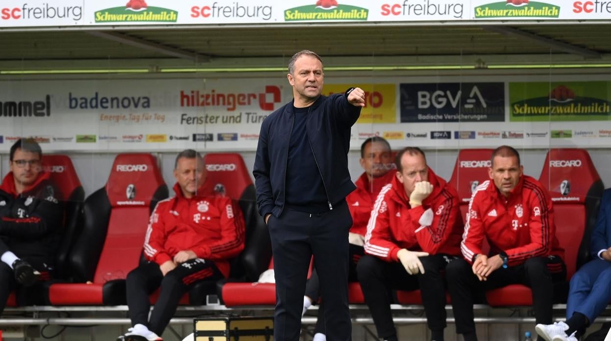 Hansi Flick da indicaciones a su equipo durante un partido del Bayern