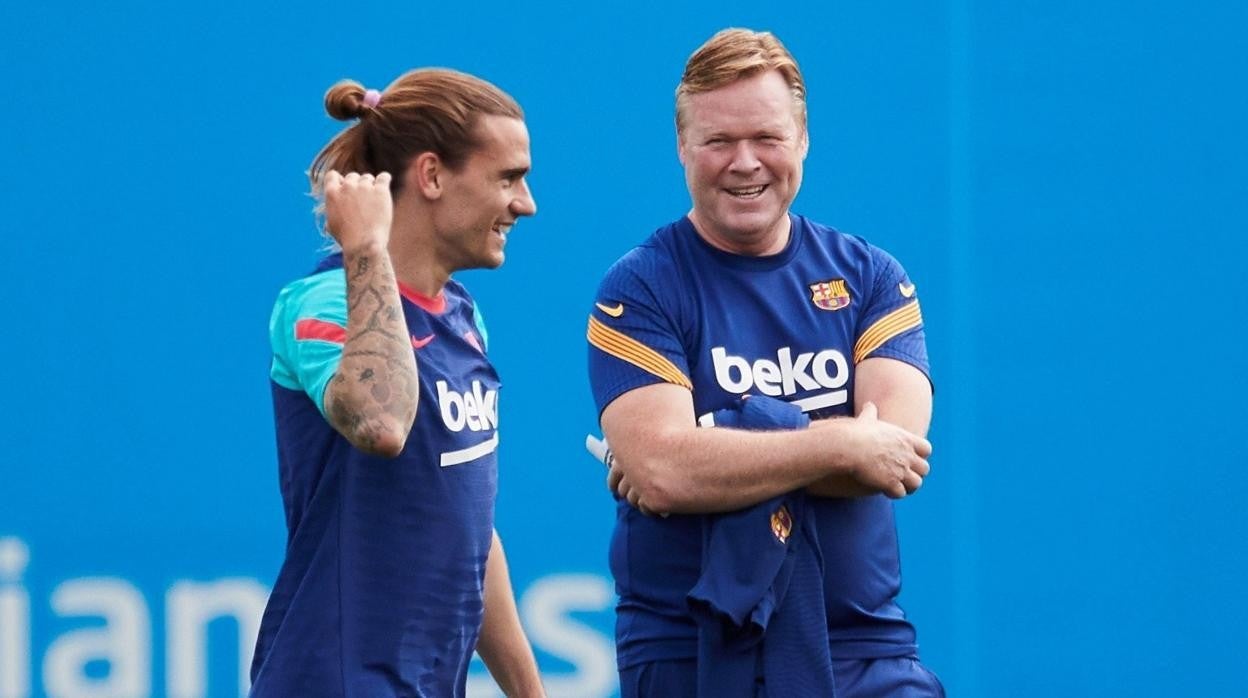 Koeman y Griezmann bromean durante un entrenamiento