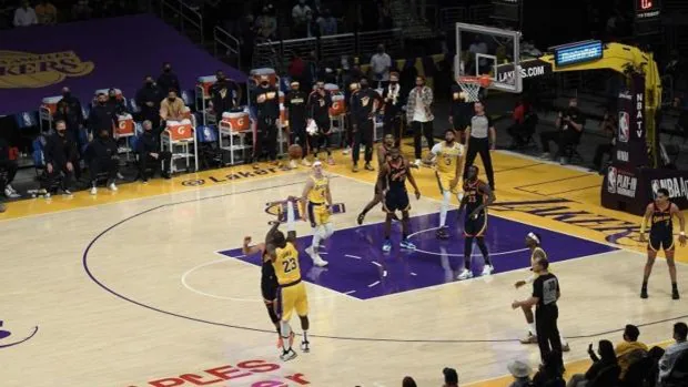 El triple estratosférico de LeBron que salva a los Lakers