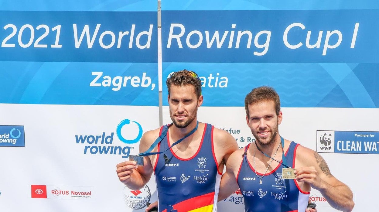 Jaime Canalejo y Javier García, luciendo la medalla lograda en Zagreb