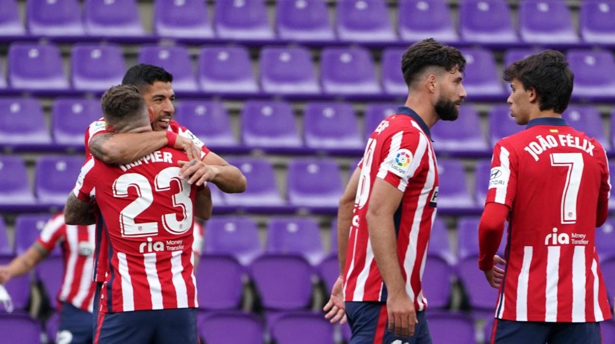 Los jugadores del Atlético celebran el segundo gol del equipo ante el Valladolid