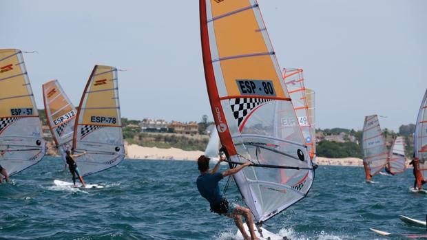 Los hermanos Lamadrid lideran las Copas de España iQfoil en la bahía de Cádiz