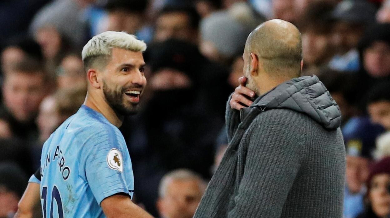 Guardiola y Agüero bromean durante un partido del Manchester City