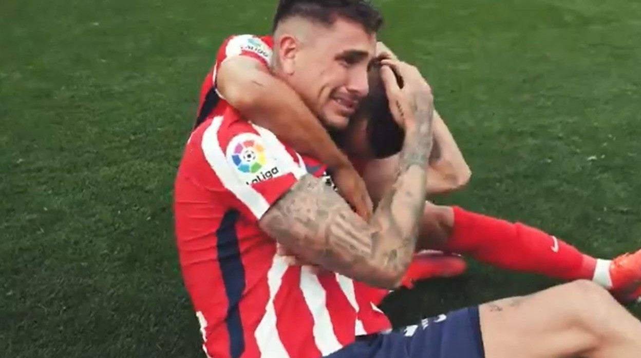 Giménez celebra entre lágrimas el título de Liga en el césped de Pucela