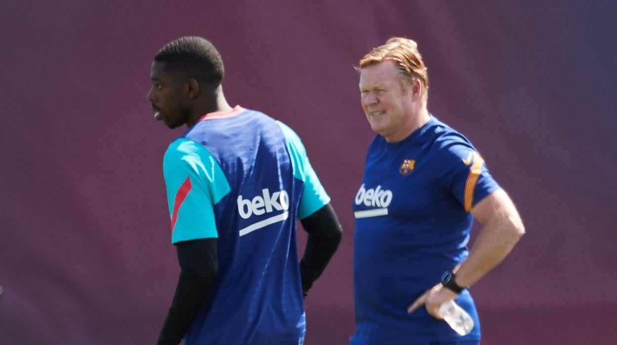 Dembélé sigue las instrucciones de Koeman durante un entrenamiento