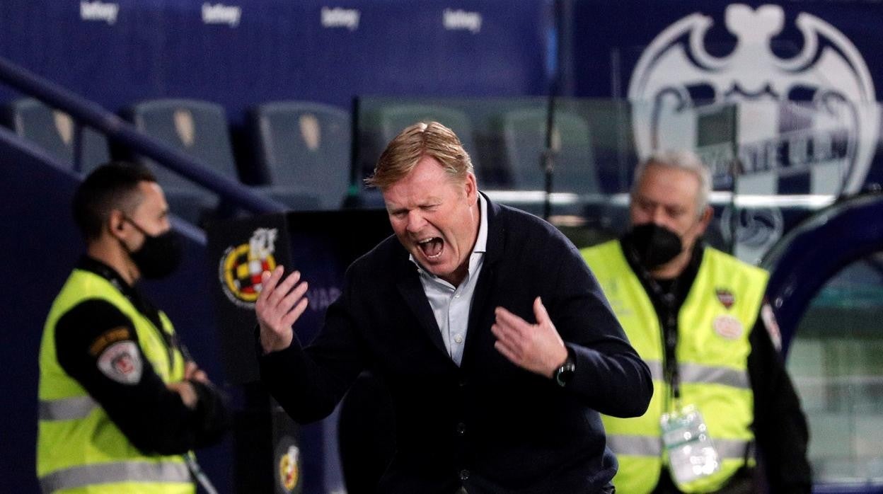 Ronald Koeman muestra su enfado durante el partido ante el Levante