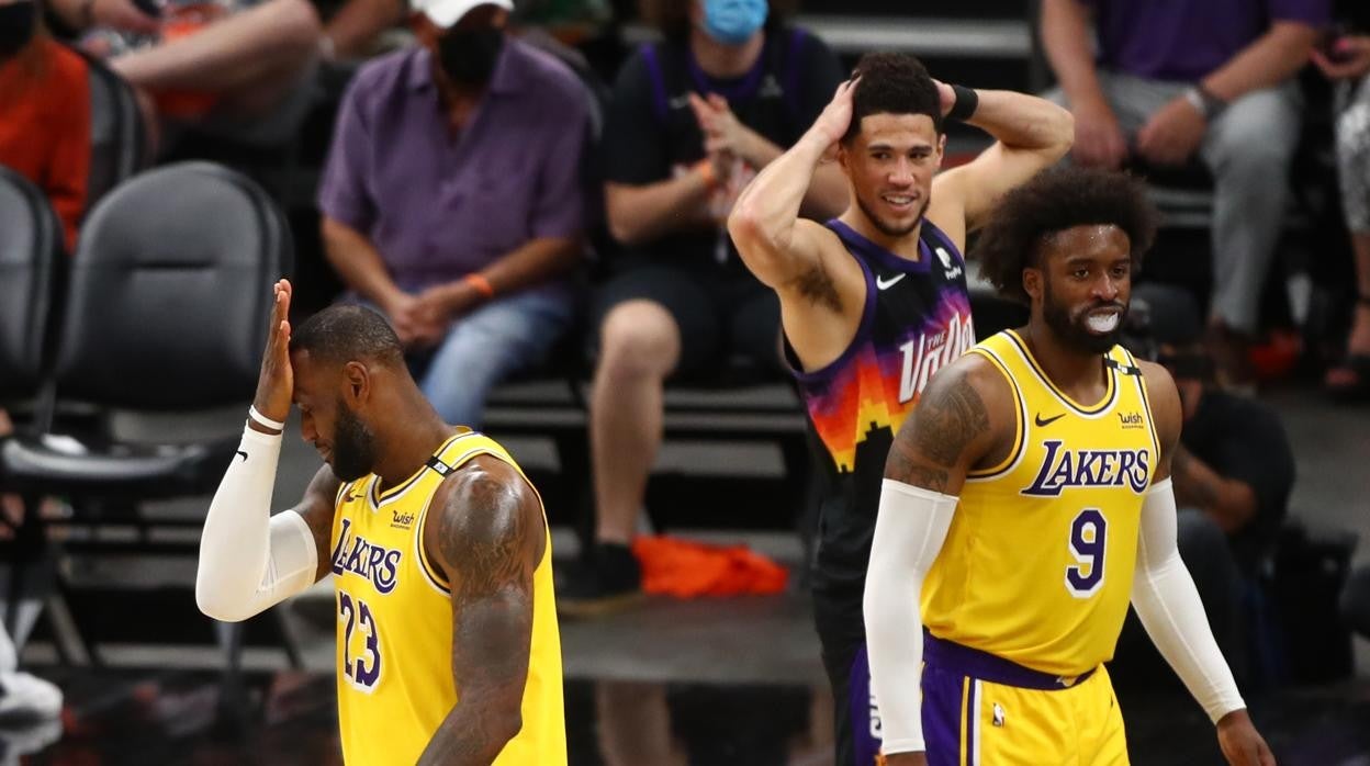 LeBron James (izquierda), durante el partido de anoche contra los Suns