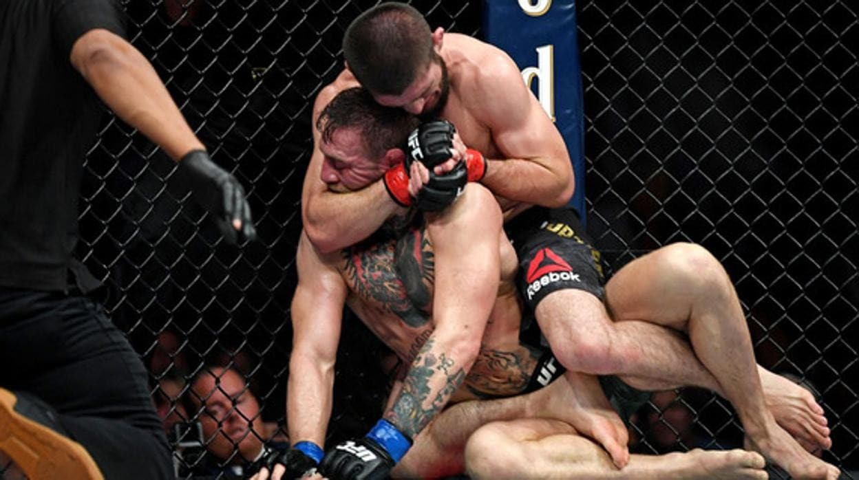 Khabib Nurmagomedov somete con una estrangulación a Conor McGregor en UFC